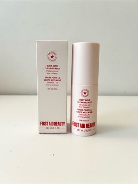 🌸FIRST AID BEAUTY Body Acne Clearing Mist - 2% Salicylic Acid Treatment 88.7 mL